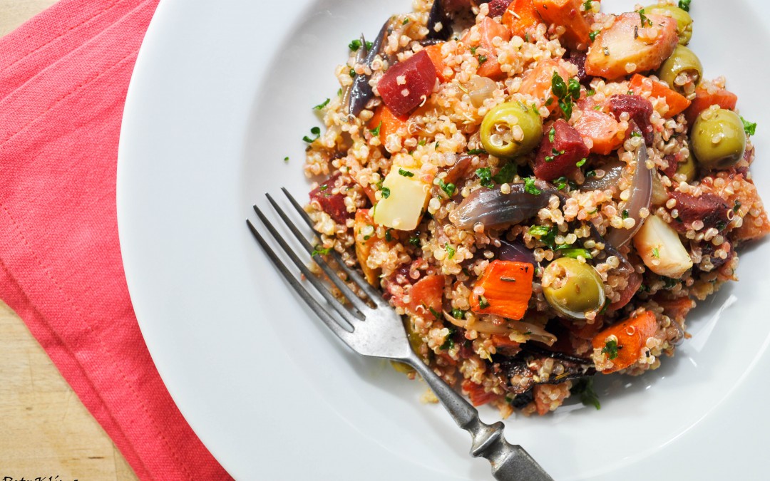 Quinoa s pečenou kořenovou zeleninou a olivami