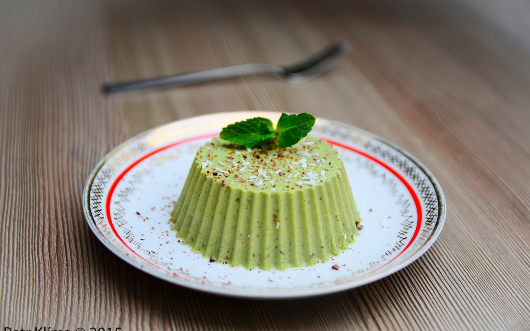 Green kokosová matcha panna cotta s kakaovými boby